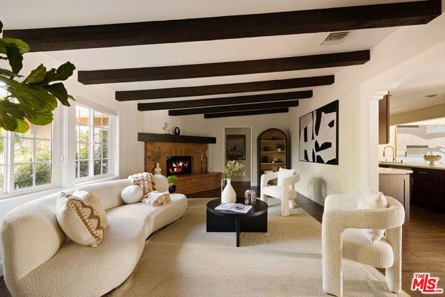 22910 Collins Street, Woodland Hills, CA 91367