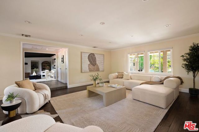 22910 Collins Street, Woodland Hills, CA 91367