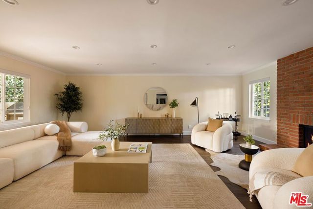 22910 Collins Street, Woodland Hills, CA 91367