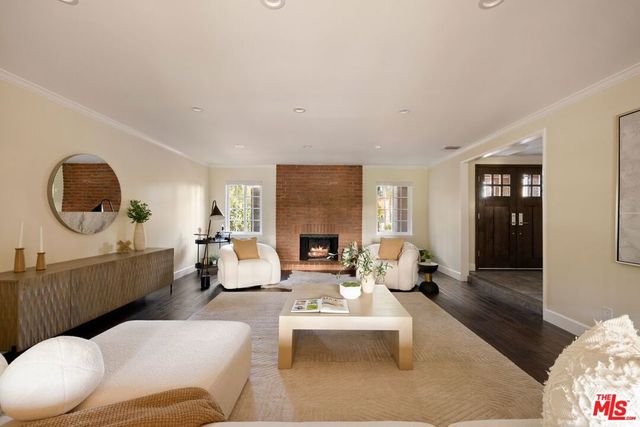 22910 Collins Street, Woodland Hills, CA 91367