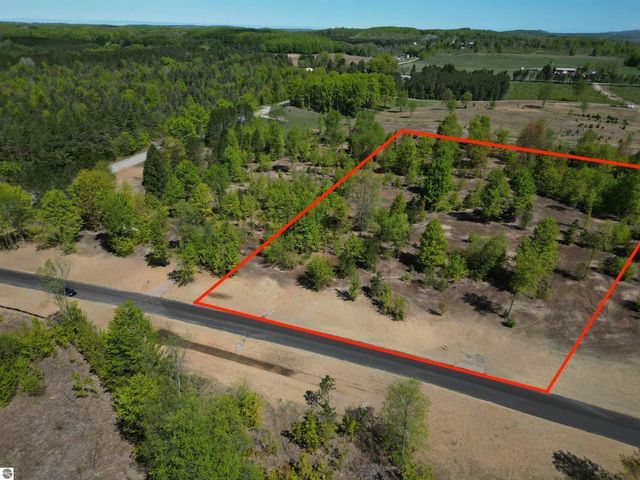 1029 E Solaris Way, Maple City, MI 49664