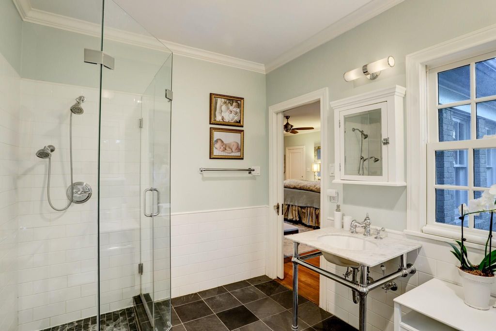 Image 11 of property listing at 2123 Dunstan Road, Houston, TX 77005