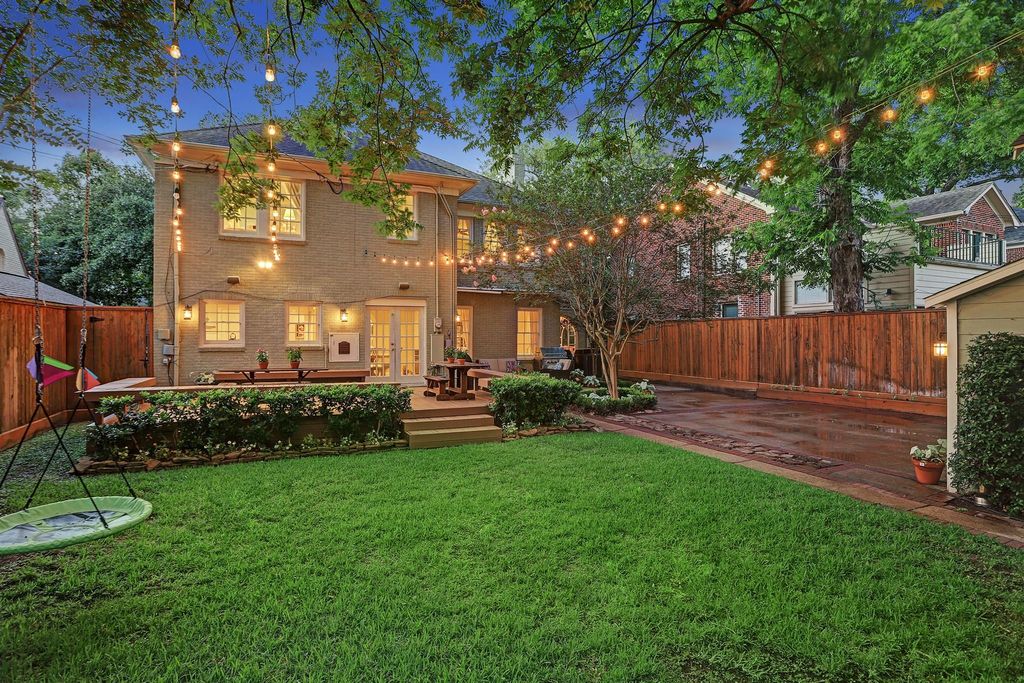 Image 13 of property listing at 2123 Dunstan Road, Houston, TX 77005