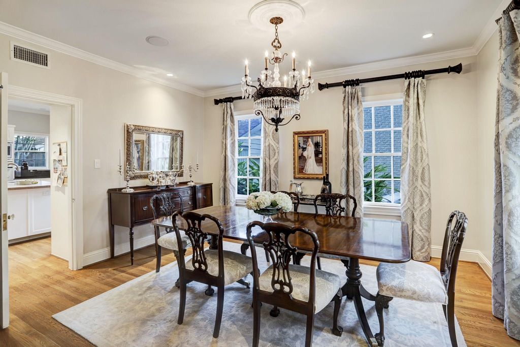 Image 2 of property listing at 2123 Dunstan Road, Houston, TX 77005