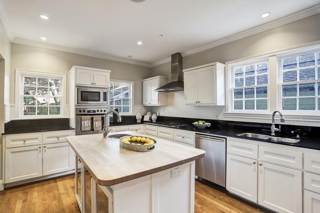 Image 3 of property listing at 2123 Dunstan Road, Houston, TX 77005