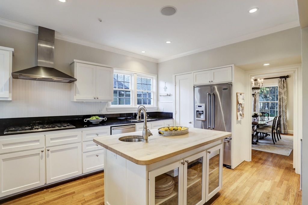 Image 4 of property listing at 2123 Dunstan Road, Houston, TX 77005