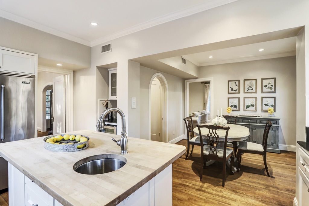 Image 5 of property listing at 2123 Dunstan Road, Houston, TX 77005