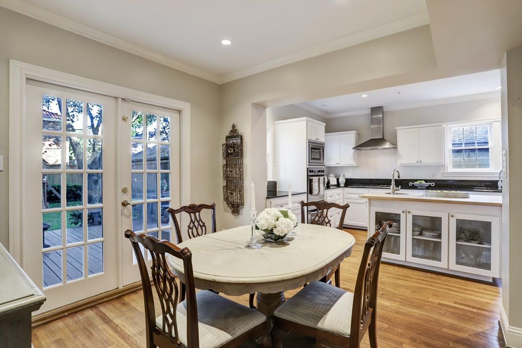 Image 6 of property listing at 2123 Dunstan Road, Houston, TX 77005