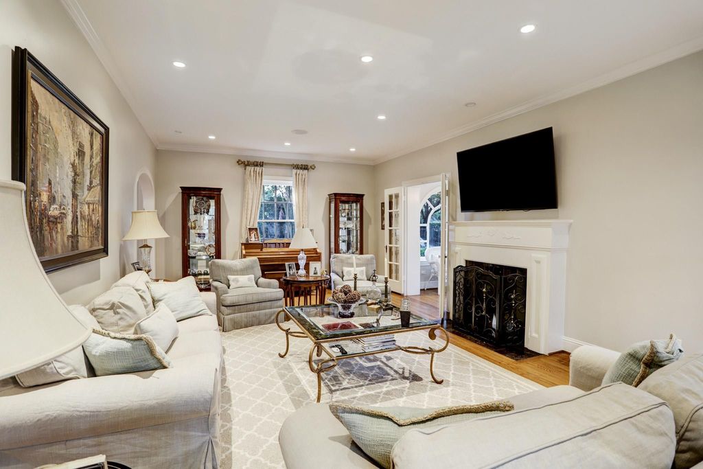 Image 7 of property listing at 2123 Dunstan Road, Houston, TX 77005