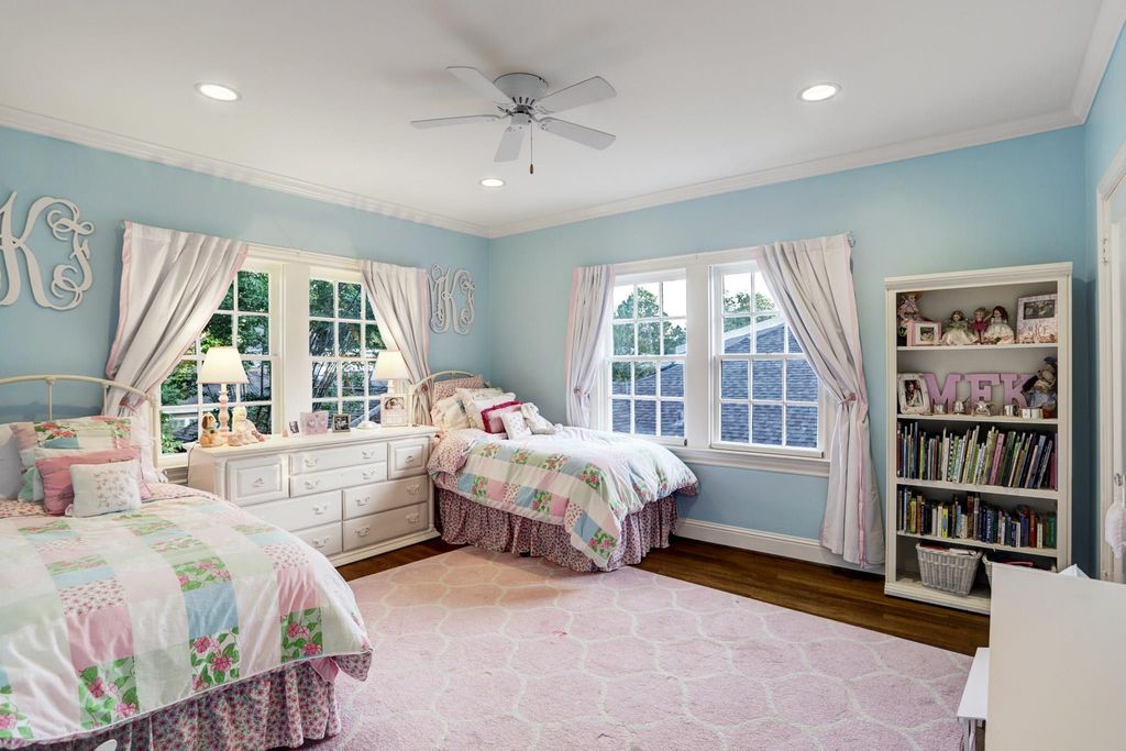 Image 8 of property listing at 2123 Dunstan Road, Houston, TX 77005