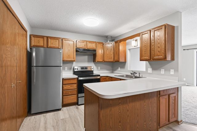 927 Pond View Court, Vadnais Heights, MN 55127