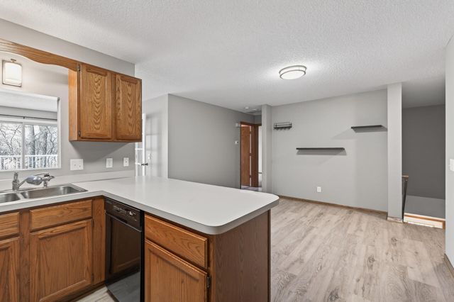 927 Pond View Court, Vadnais Heights, MN 55127