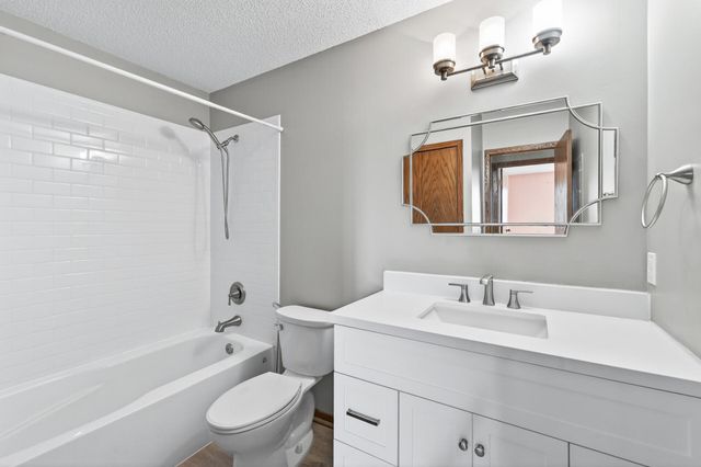 927 Pond View Court, Vadnais Heights, MN 55127