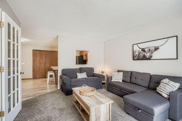 927 Pond View Court, Vadnais Heights, MN 55127