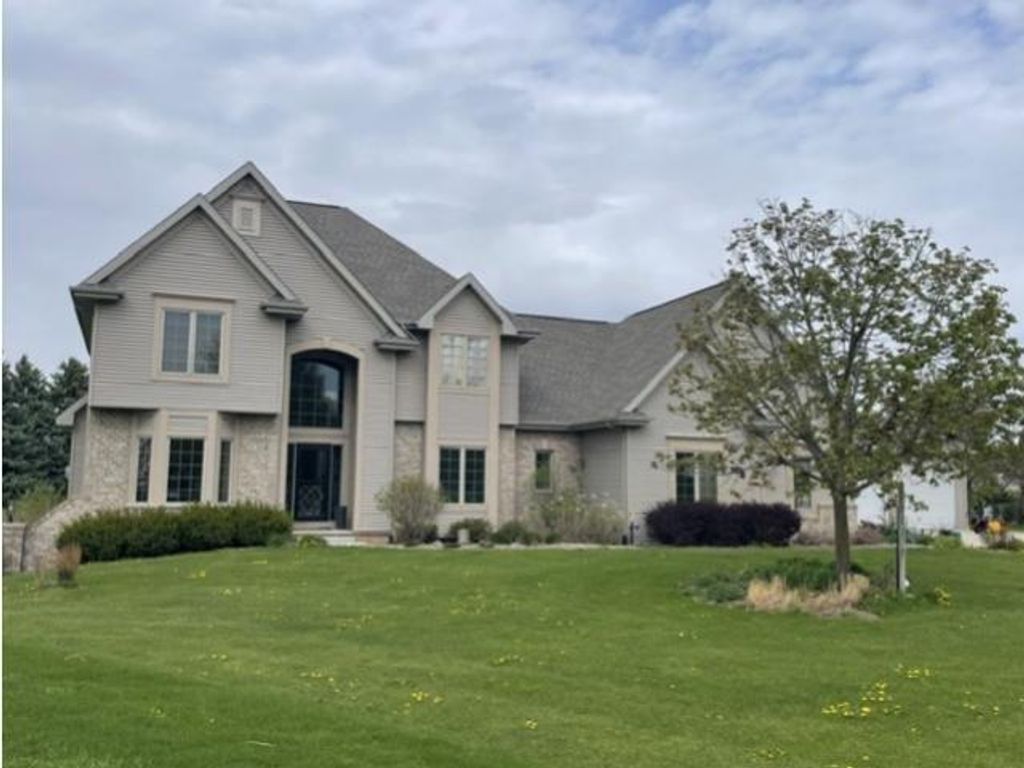 8048 SAQUARO COURT, Neenah, WI 54956