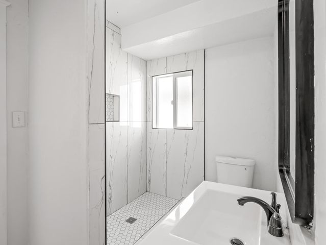 954 N Safford Avenue, Fresno, CA 93728