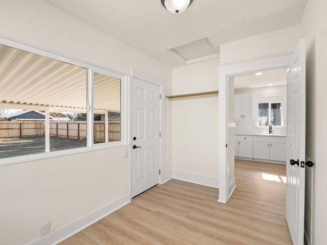 954 N Safford Avenue, Fresno, CA 93728