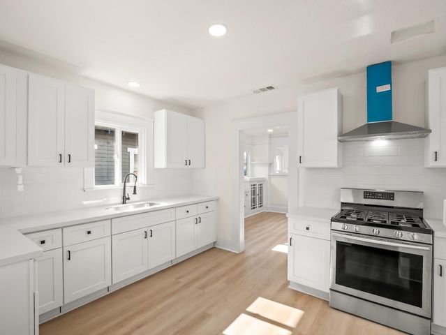 954 N Safford Avenue, Fresno, CA 93728