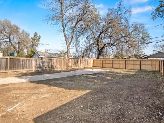954 N Safford Avenue, Fresno, CA 93728