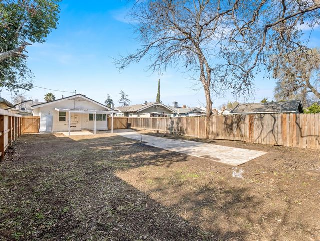 954 N Safford Avenue, Fresno, CA 93728