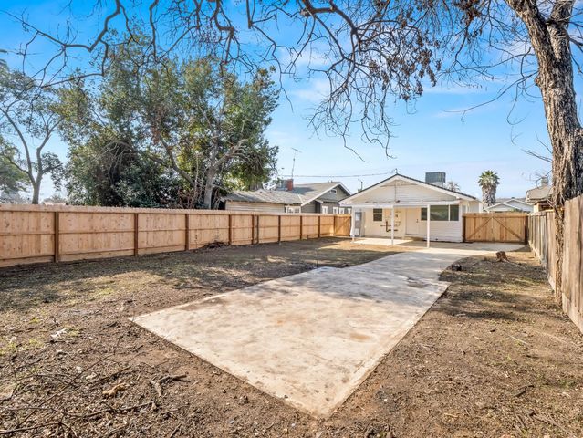 954 N Safford Avenue, Fresno, CA 93728