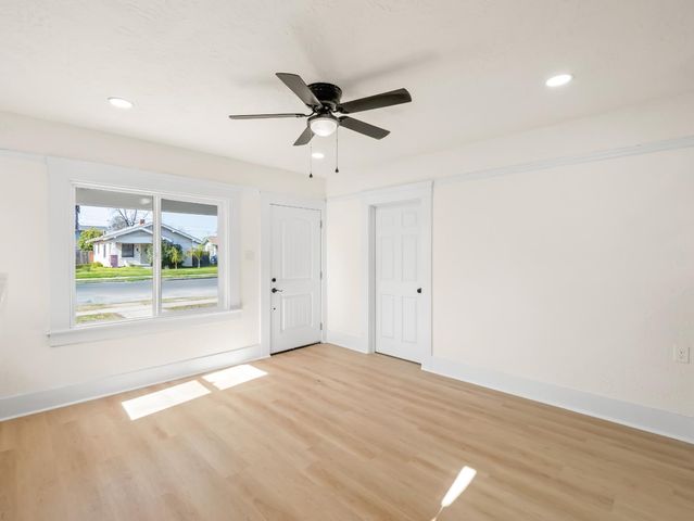 954 N Safford Avenue, Fresno, CA 93728