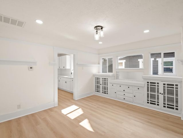 954 N Safford Avenue, Fresno, CA 93728