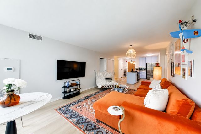 9655 Woods Drive 403, Skokie, IL 60077