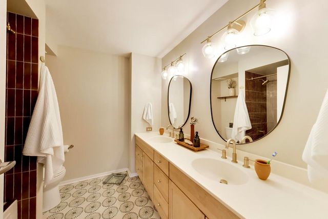 9655 Woods Drive 403, Skokie, IL 60077
