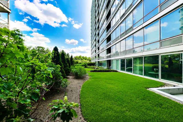 9655 Woods Drive 403, Skokie, IL 60077