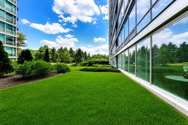 9655 Woods Drive 403, Skokie, IL 60077