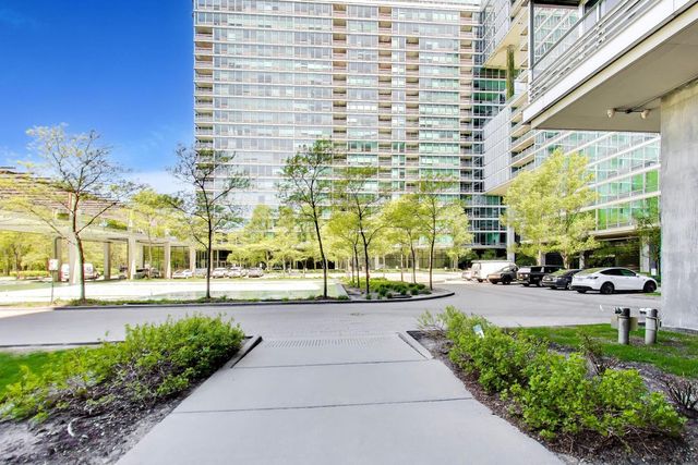 9655 Woods Drive 403, Skokie, IL 60077