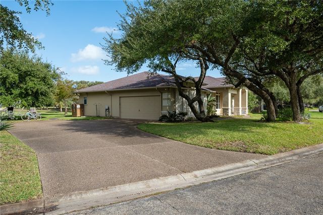 132 Cedar Ridge Dr., Rockport, TX 78382