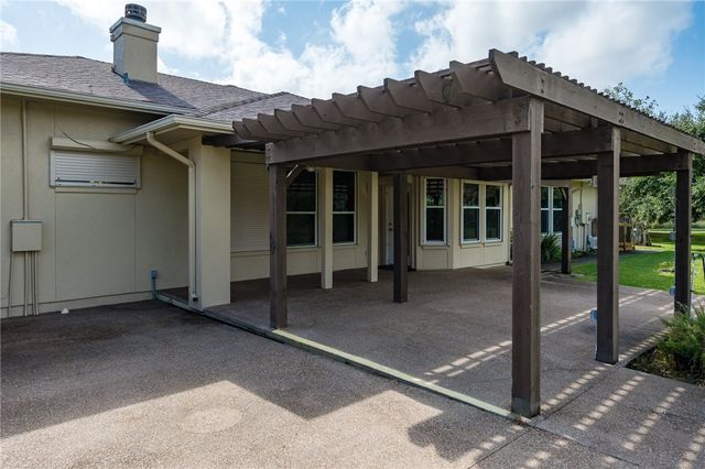 132 Cedar Ridge Dr., Rockport, TX 78382