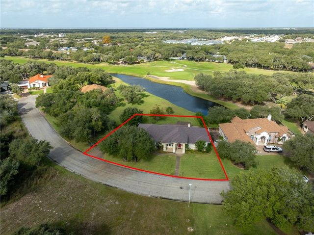 132 Cedar Ridge Dr., Rockport, TX 78382
