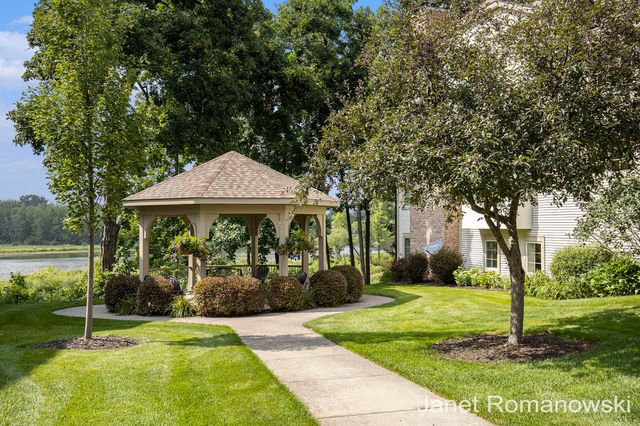 51 Peartree Lane Ne, Grand Rapids Twp, MI 49546