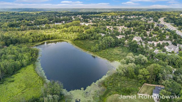 51 Peartree Lane Ne, Grand Rapids Twp, MI 49546