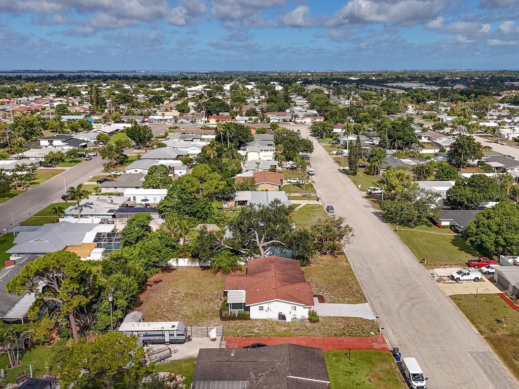 Image 2 of property listing at 5605 9TH AVENUE DRIVE W, Bradenton, FL 34209