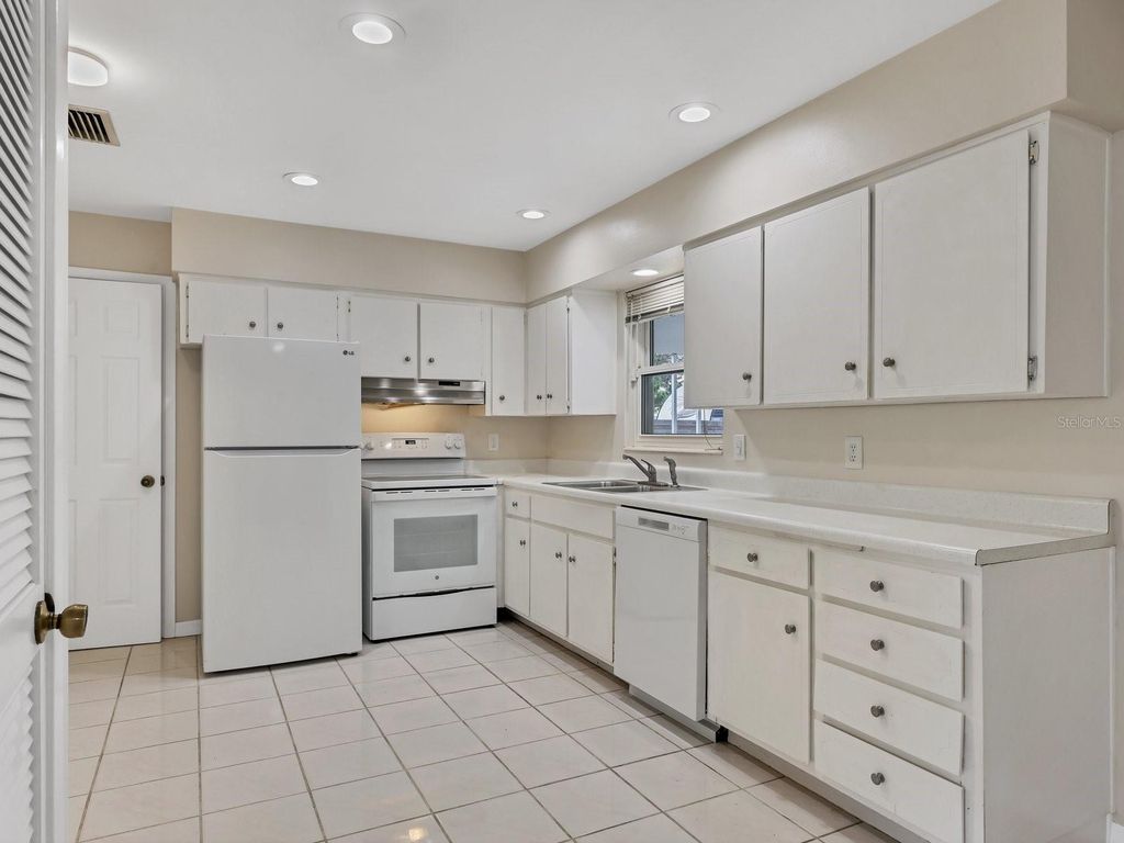 Image 11 of property listing at 5605 9TH AVENUE DRIVE W, Bradenton, FL 34209