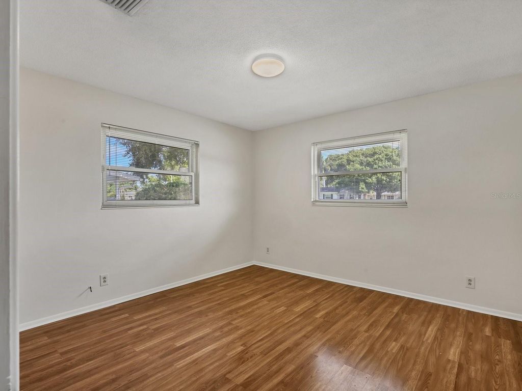Image 13 of property listing at 5605 9TH AVENUE DRIVE W, Bradenton, FL 34209