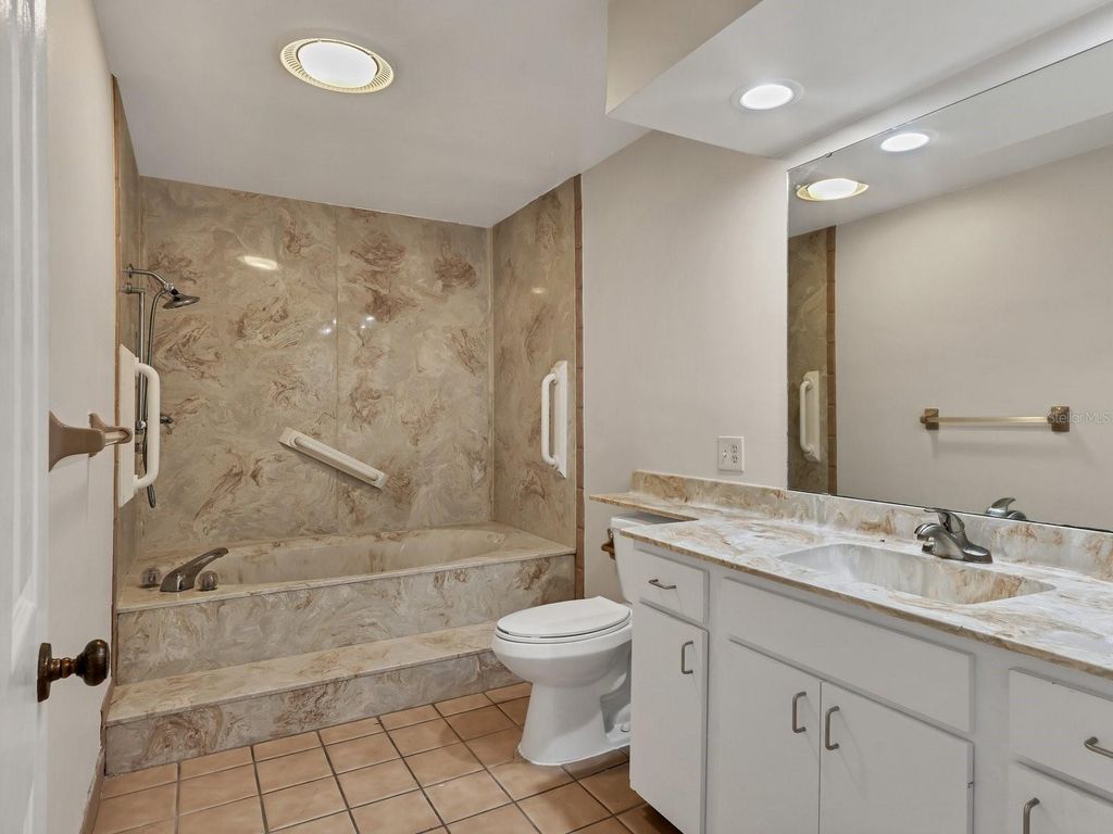 Image 15 of property listing at 5605 9TH AVENUE DRIVE W, Bradenton, FL 34209