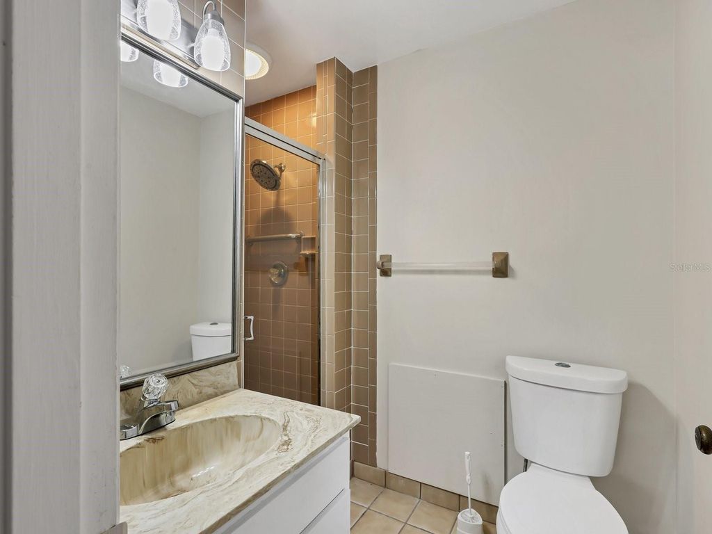 Image 16 of property listing at 5605 9TH AVENUE DRIVE W, Bradenton, FL 34209