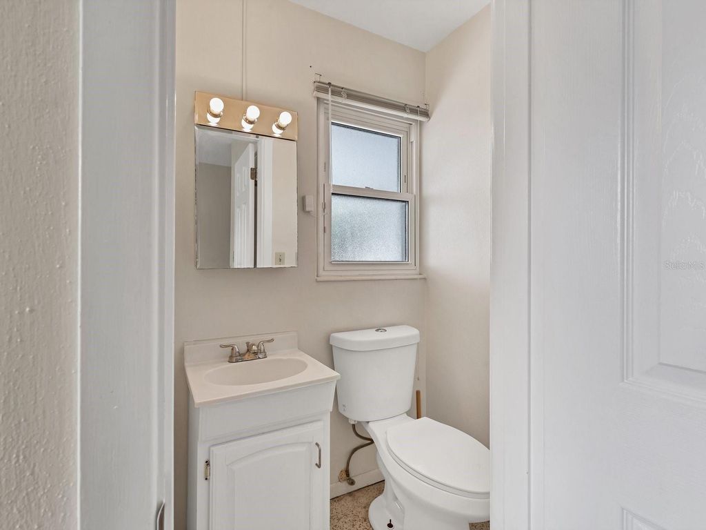 Image 19 of property listing at 5605 9TH AVENUE DRIVE W, Bradenton, FL 34209