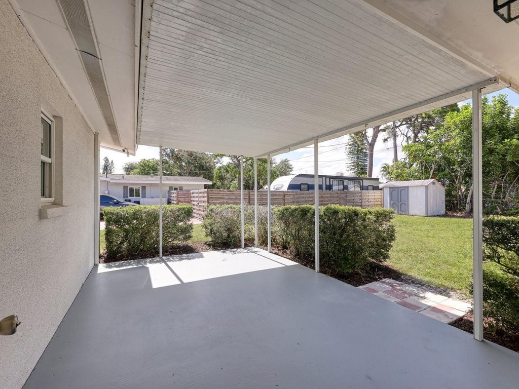 Image 20 of property listing at 5605 9TH AVENUE DRIVE W, Bradenton, FL 34209