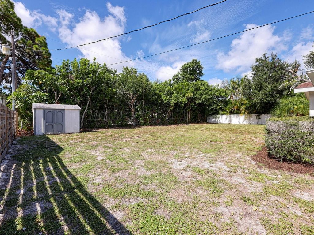 Image 21 of property listing at 5605 9TH AVENUE DRIVE W, Bradenton, FL 34209