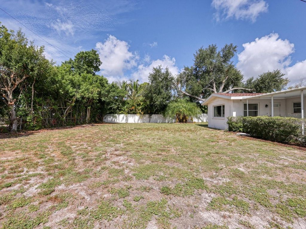 Image 22 of property listing at 5605 9TH AVENUE DRIVE W, Bradenton, FL 34209