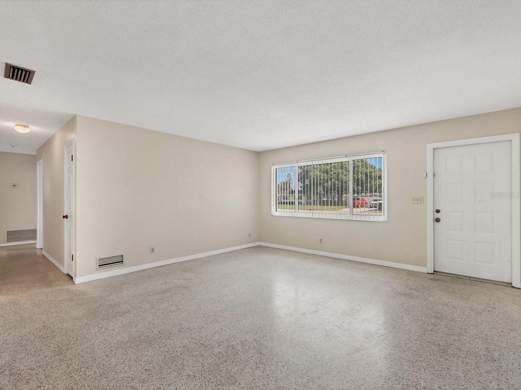 Image 4 of property listing at 5605 9TH AVENUE DRIVE W, Bradenton, FL 34209