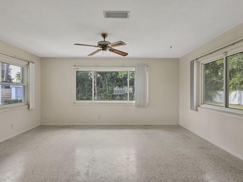 Image 8 of property listing at 5605 9TH AVENUE DRIVE W, Bradenton, FL 34209