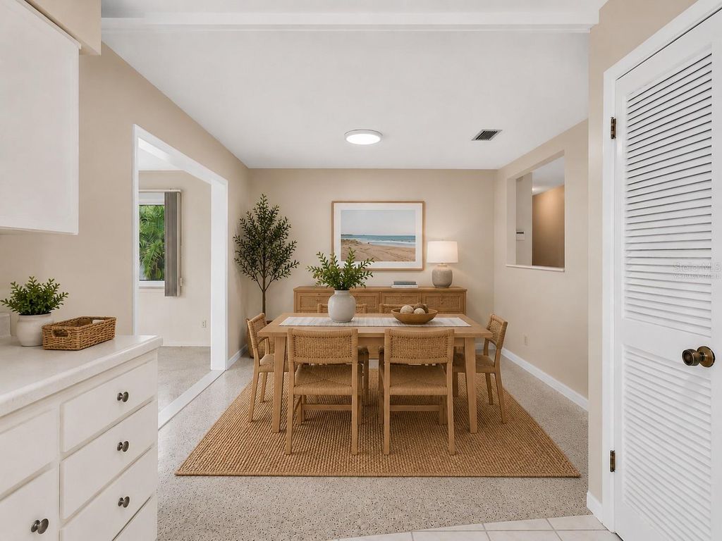 Image 9 of property listing at 5605 9TH AVENUE DRIVE W, Bradenton, FL 34209