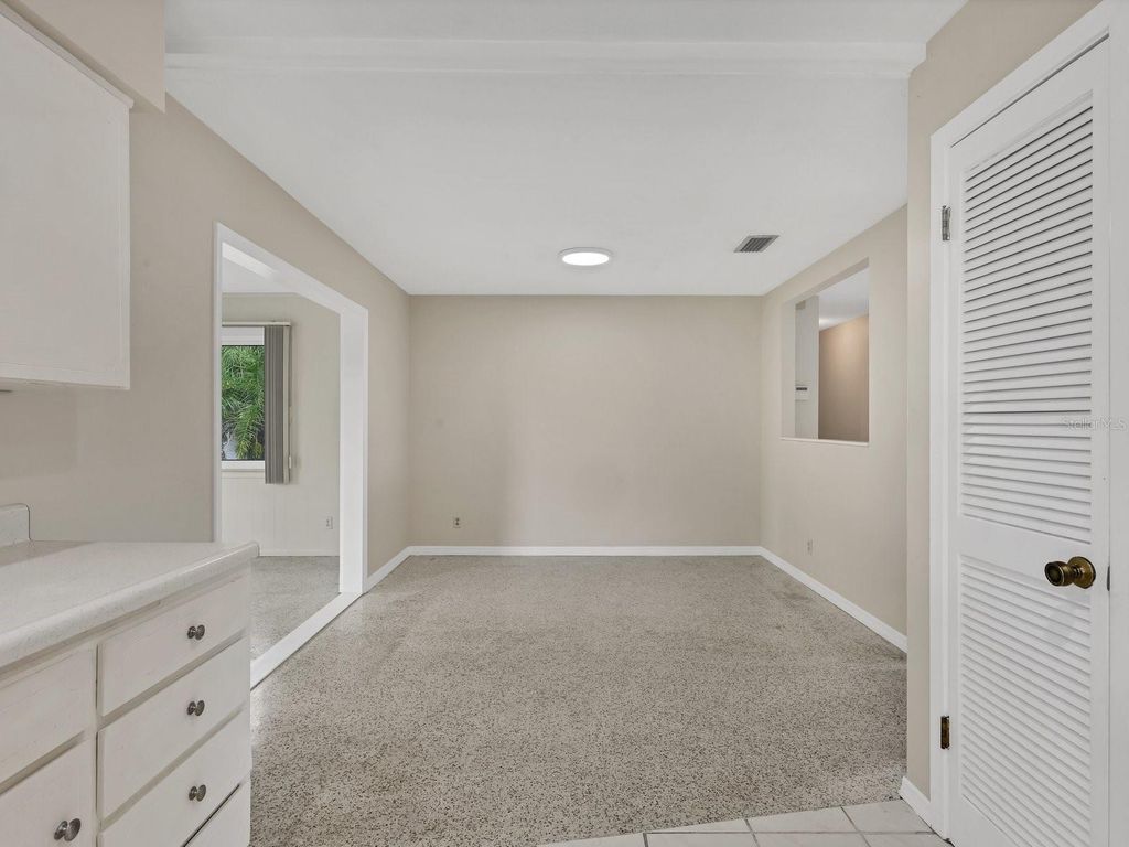Image 10 of property listing at 5605 9TH AVENUE DRIVE W, Bradenton, FL 34209